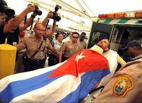 El ex preso político Ariel Sigler al ser trasladado en una ambulancia al Hospital Jackson en Miami