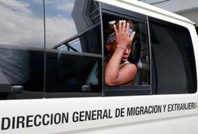 Una emigrante cubana que fue detenida por agentes de inmigración espera abordar un autobús que la trasladará a la frontera con Nicaragua, en San José, el viernes 13 de noviembre de 2015