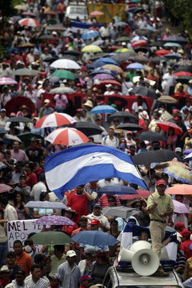 Manifestación a favor de Zelaya en Tegucigalpa, el 7 de julio. (REUTERS)