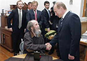 Alexandr Solzhenitsyn (sentado) y Vladimir Putin.