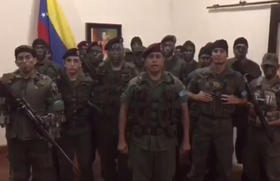 Captura de pantalla de un vídeo donde aparece un grupo de supuestos militares venezolanos sublevados