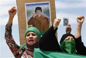 Varias mujeres simpatizantes de Muamar el Gadafi corean consignas en favor de su régimen en Trípoli, el 14 de mayo de 2011