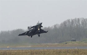 Fotografía cedida por el ministerio francés de Defensa en la que se ve un caza Rafale despegando de la base de Saint Dizier, Francia, hacia Libia, el sábado 19 de marzo de 2011