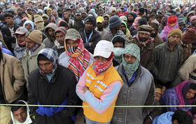 Refugiados bengalíes que han huido de Libia hacen cola para obtener comida en un campamento de refugiados del Alto Comisariado de las Naciones Unidas para los Refugiados (UNHCR) en Túnez a unos kilómetros de la frontera de Ras Jdir, el 5 de marzo de 2011. EFE Refugiados bengalíes que han huido de Libia hacen cola para obtener comida en un campamento de refugiados del Alto Comisariado de las Naciones Unidas para los Refugiados (UNHCR) en Túnez a unos kilómetros de la frontera de Ras Jdir, el 5 de marzo de 2011
