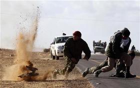 Las tropas libias leales a Muamar el Gadafi lanzaron el domingo contraofensivas en ciudades en manos de los rebeldes