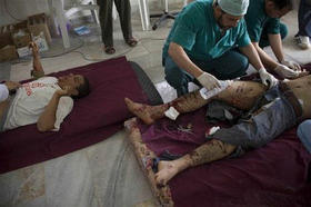Un rebelde libio, herido durante un ataque de las fuerzas de Gadafi, es atendido por médicos en Misrata, Libia, el 1 de mayo de 2011