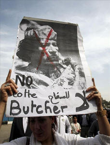 Egipcios participan en una manifestación para mostrar su apoyo al pueblo libio frente a la sede de La Liga Árabe, en El Cairo, Egipto