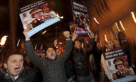 Islamistas turcos se manifiestan contra el líder Muamar el Gadafi frente al Consulado de Libia en Estambul, Turquía