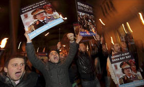 Islamistas turcos se manifiestan contra el líder Muamar el Gadafi frente al Consulado de Libia en Estambul, Turquía. Islamistas turcos se manifiestan contra el líder Muamar el Gadafi frente al Consulado de Libia en Estambul, Turquía