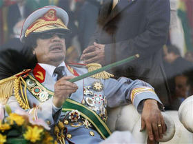 El coronel Muammar Gaddafi gesticula detrás de un cristal blindado, durante una parada militar por sus 40 años en el poder. Plaza Verde de Trípoli, Libia, 1 de septiembre de 2009. (AP)