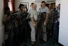 El gobernador Sonny Perdue se abre paso entre los periodistas al inicio de la conferencia de prensa en La Habana