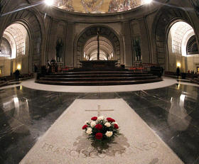Interior de la basílica del Valle de los Caídos, con la tumba de Franco