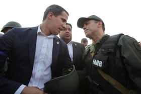 Juan Guaidó habla con un militar venezolano