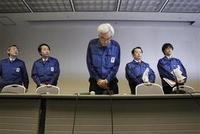 El vicepresidente de Tokyo Electric Power Company (TEPCO), Sakae Muto (c), durante una rueda de prensa en Tokio, el 28 de marzo de 2011