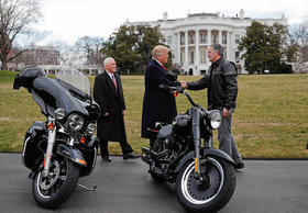 El presidente Trump y el vicepresidente Pence saludan a motociclistas de Harley-Davidson en los jardines de la Casa Blanca, durante un encuentro con los principales ejecutivos de la compañía el 2 de febrero de 2017