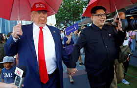 Howard X, que imita al gobernante norcoreano, Kim Jong-un (a la derecha en la foto) y Dennis Alan, que imita al presidente de EEUU, Donald Trump (a la izquierda), pasean por un parque de la capital de Singapur
