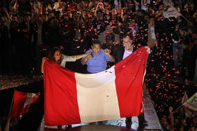 El candidato nacionalista Ollanta Humala (c) saluda a sus simpatizantes junto a los vicepresidentes Marisol Espinoza y Omar Chehade
