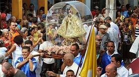 La imagen de la Virgen de la Caridad del Cobre en procesión por las calles de Cuba, en esta foto de archivo