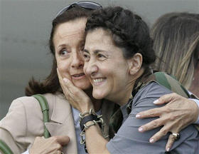 Ingrid Betancourt (a la derecha) y su madre, Yolanda Pulecio.