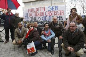 Manifestantes congregados frente a la Embajada de Cuba en Madrid, durante un acto de protesta por la muerte del opositor Orlando Zapata Tamayo. Manifestacion Embajada de Cuba en Madrid