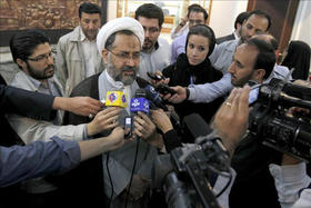 El jefe de los servicios de inteligencia iraní, Heidar Moslehi (c), responde a las preguntas de unos periodistas al término de una reunión en Teherán, Irán. Moslehi anunció el arresto de treinta personas presuntamente relacionadas con el servicio de inteligencia estadounidense