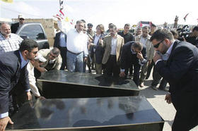 Hezbolá entrega los cadáveres de dos soldados israelíes. (AP) Hezbolá entrega los cadáveres de dos soldados israelíes.