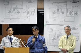 El subdirector general de la Agencia de Seguridad Industrial y Nuclear, Hideiko Nishiyama (i), y el oficial de la Comisión de Seguridad Nuclear (NSC) Kenkichi Hirose (c), ofrecen una rueda de prensa en Tokio (Japón)