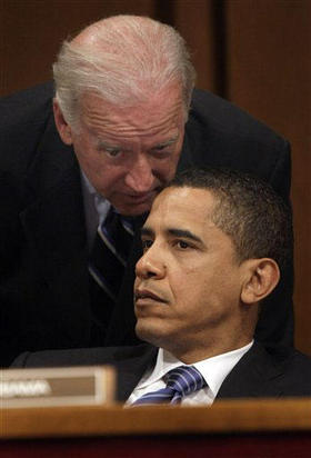 Biden y Obama, en una imagen de abril de 2008. (AP)