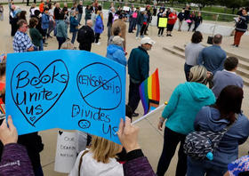 Protestas contra las prohibiciones de libros en Estados Unidos