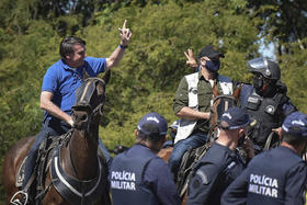 Bolsonaro entre partidarios