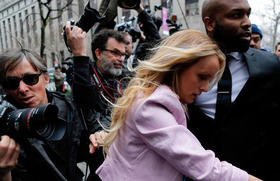 Stormy Daniels llega a la corte de Nueva York perseguida por los periodistas