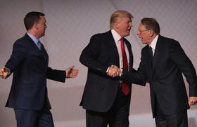 El presidente Donald Trump saluda a Wayne LaPierre, vicepresidente de la NRA, y al jefe de cabildeo de la organización Chris Cox (izquierda), durante un foro en Georgia, en esta imagen de archivo