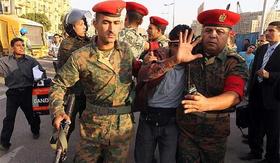 Un manifestante egipcio detenido por miembros del Ejército
