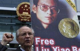 Un manifestante a favor de la democracia sostiene un cartel con la imagen del disidente y premio Nobel chino Liu Xiaobo