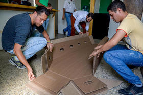 Fabricación de ataúdes de cartón en Venezuela