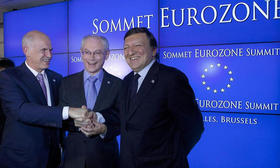 El primer ministro griego, Yorgos Papandréu, el presidente de Consejo Europeo, Herman Van Rompuy, y el presidente de la Comisión Europea, José Manuel Durao Barroso (i-d), tras comparecer ante los medios al término de la cumbre extraordinaria celebrada en la sede del Consejo Europeo