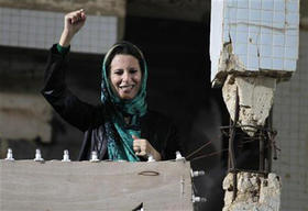 La hija de Gadafi, Aisha, saluda a los seguidores de su padre en Trípoli, el 14 de abril de 2011