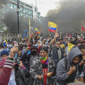 Las crisis que atraviesa América Latina pueden desatar nuevas protestas en algunos países. Protesta en Ecuador en esta foto de archivo