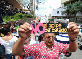 Manifestantes a favor de Manuel Zelaya. (AFP)
