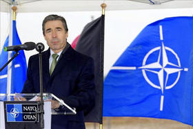 El secretario general, Anders Fogh Rasmussen, da un discurso durante la ceremonia del comienzo de las obras de la nueva sede de la OTAN, en Bruselas (Bélgica)