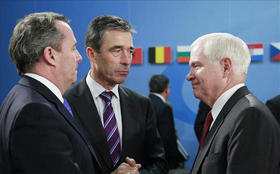 El ministro británico de Defensa, Liam Fox (i), el secretario de Estado de Defensa de EEUU, Robert Gates (d), y el secretario general de la OTAN, el danés Anders Fogh Rasmussen