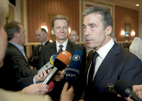 El secretario general de la OTAN, Anders Fogh Rasmussen (d), habla con la prensa durante la reunión del llamado Grupo de Contacto para Libia, en Doha, Catar