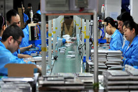 Trabajadores de una fábrica china que produce baterías de litio