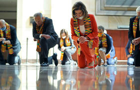 Pelosi y otros líderes demócratas del Congreso guardando 9 minutos de silencio por la muerte de George Floyd