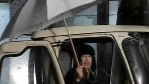 Gadafi en un coche cerca de su casa, en una imagen tomada de la televisión libia