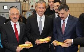 El vicepresidente venezolano de Economía, Tareck El Aissami (en el centro), durante una refinería de oro en Çorum, Turquía, el pasado 15 de enero de 2019