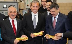 El vicepresidente venezolano de Economía, Tareck El Aissami (en el centro), durante una refinería de oro en Çorum, Turquía, el pasado 15 de enero de 2019. El vicepresidente venezolano de Economía, Tareck El Aissami (en el centro), durante una refinería de oro en Çorum, Turquía, el pasado 15 de enero de 2019