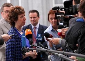 La responsable de la política exterior de la Unión Europea (UE), Catherine Ashton, habla con los periodistas a su llegada a la segunda jornada de la Reunión Informal de Ministros de Asuntos Exteriores en Bruselas, Bélgica, hoy, sábado, 11 de septiembre de 2010. La responsable de la política exterior de la Unión Europea (UE), Catherine Ashton