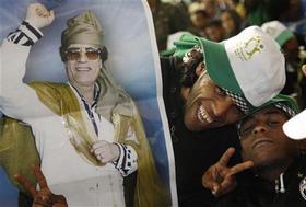Seguidores de Gadafi con una foto del líder libio el 10 de marzo de 2011 en Trípoli