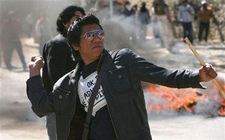 Manifestantes en el aeropuerto de Tarija.